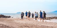 Gruppe joggt am Strand