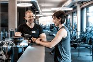 Trainer im Fitnessstudio